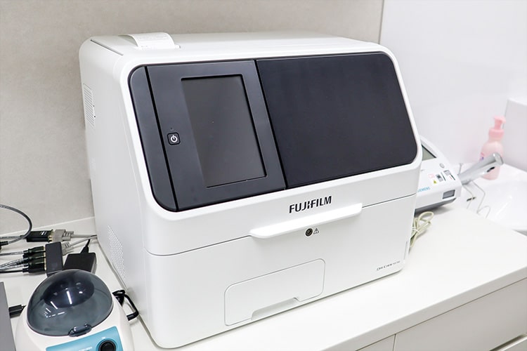 血液検査装置（FUJIドライケムNX700）